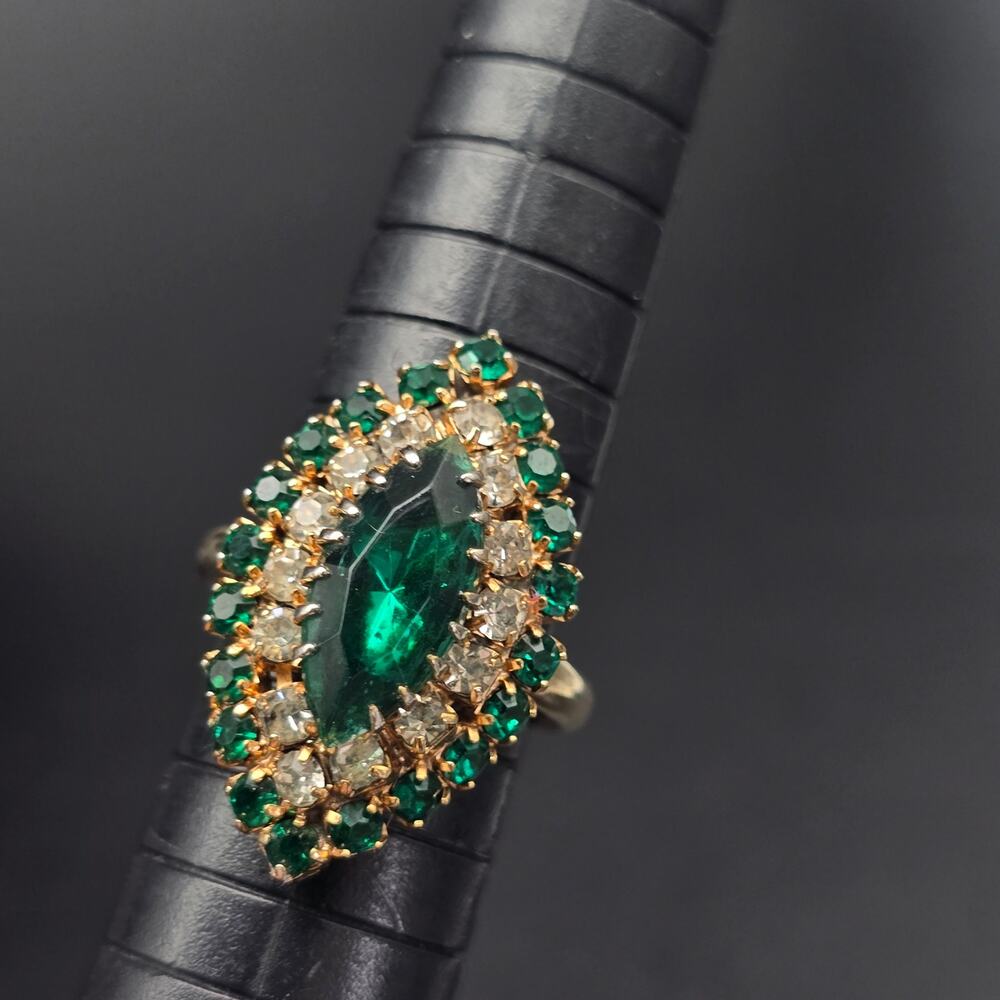 Vintage Green Rhinestone Cocktail Ring Gold Tone Size 6.5 Adjustable - Picture 4 of 9